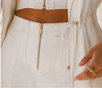 Close-up da cintura e acabamento da calça do conjunto branco