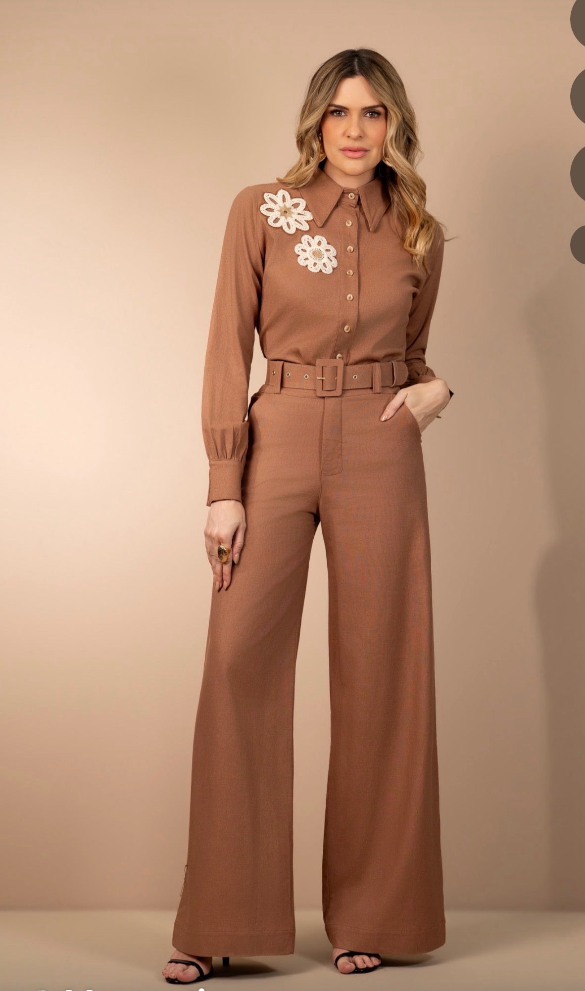 Conjunto de linho marrom com blusa, calça pantalona e cinto